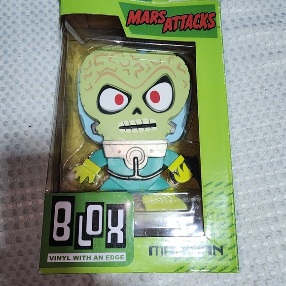 FUNKO NIB MARS ATTACKS MARTIAN VINYL WITH AN EDGE  COLLECTIBLE FIGURE - Picture 1 of 6
